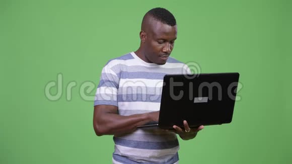 年轻快乐的非洲男人用笔记本电脑视频的预览图
