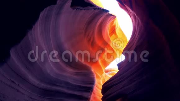 羚羊峡谷砂岩岩石的惊人颜色视频的预览图