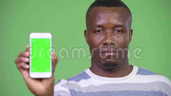 年轻快乐的非洲男人展示电话视频的预览图