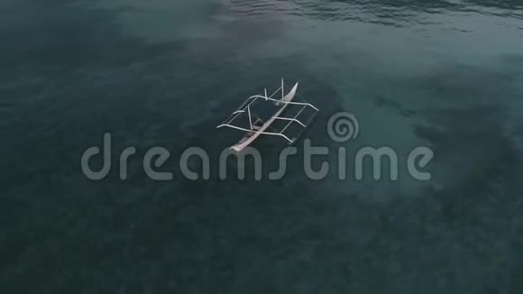 空中无人驾驶飞机观船停泊在海湾与清澈和绿松石水在日落在热带泻湖的船视频的预览图