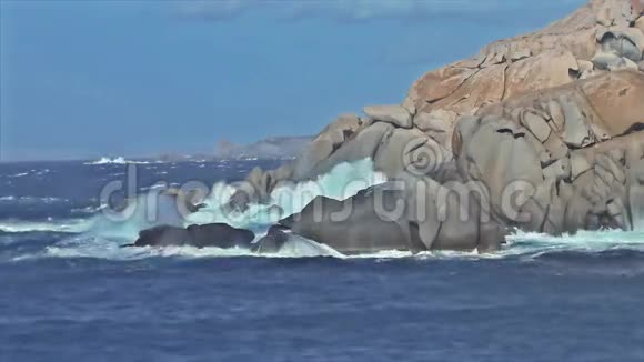 意大利撒丁岛卡波泰斯塔花岗岩岩石海岸视频的预览图
