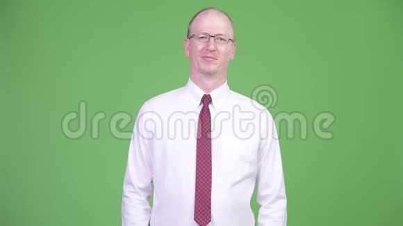 快乐成熟的秃头商人戴着绿色眼镜视频的预览图