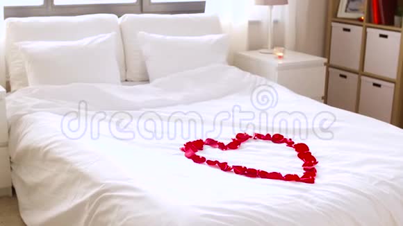 为情人节装饰的舒适卧室视频的预览图