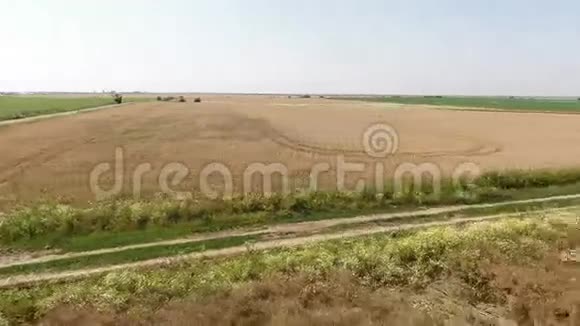 从无人驾驶飞机上看到的田野和乡间小路视频的预览图