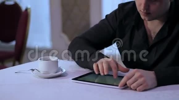 一个有平板电脑的人视频的预览图