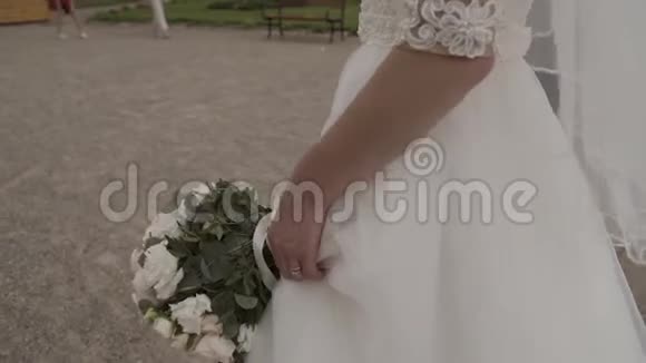 新娘穿着蕾丝连衣裙捧着美丽的白色婚礼花束视频的预览图