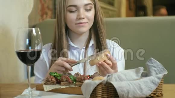 美丽的金发女人在餐厅吃喝午休视频的预览图