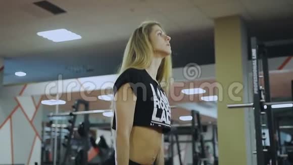女人在健身房用哑铃训练视频的预览图