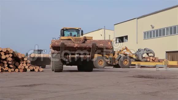 锯木厂的推土机原木的运输锯木厂的工作流程视频的预览图