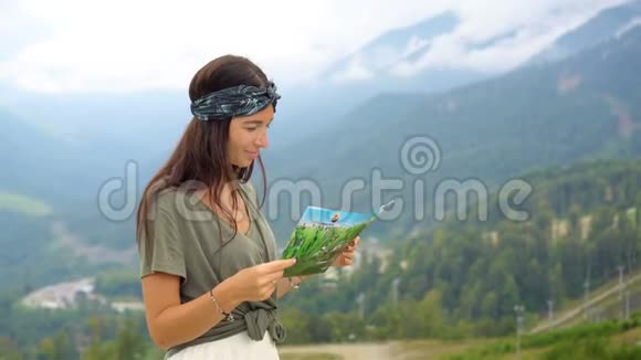 在雾的背景下在山里快乐的年轻女子视频的预览图