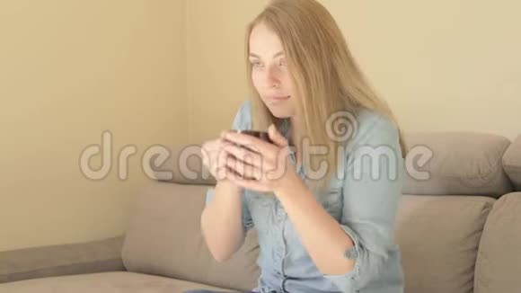 美丽的年轻女人喝咖啡视频的预览图