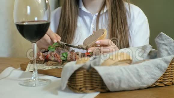 美丽的金发女人在餐厅吃喝午休视频的预览图