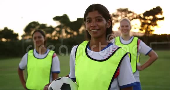 站在足球场上的女足球运动员4k视频的预览图