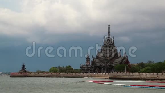 真理保护区泰国芭堤雅的木制寺庙视频的预览图