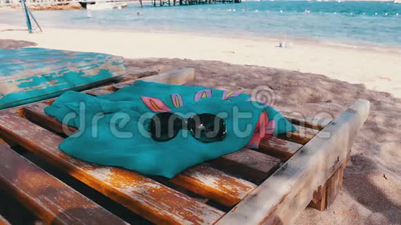 蓝色海洋背景海滩的木椅视频的预览图