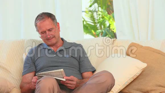退休的人在看报纸视频的预览图