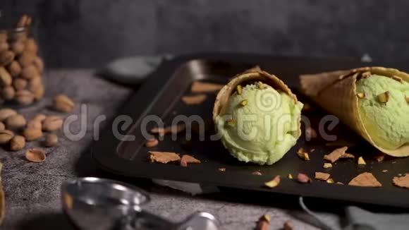 华夫饼锥里的活塞冰淇淋视频的预览图