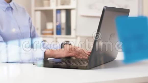 女商人手在办公室里打手提电脑视频的预览图