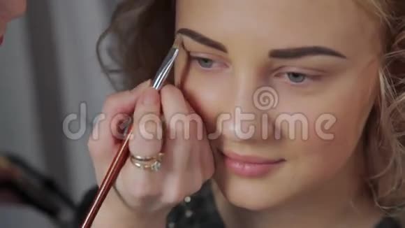 化妆师专业化妆视频的预览图