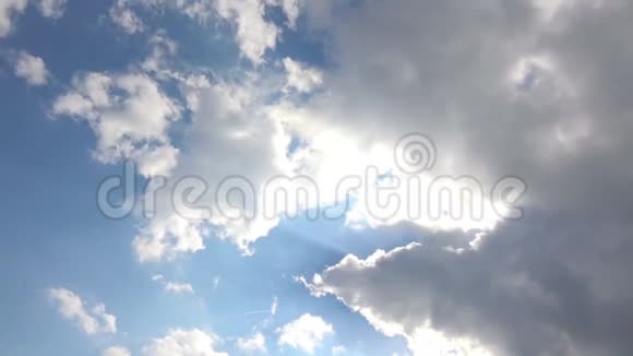 蓝天背景有白云视频的预览图