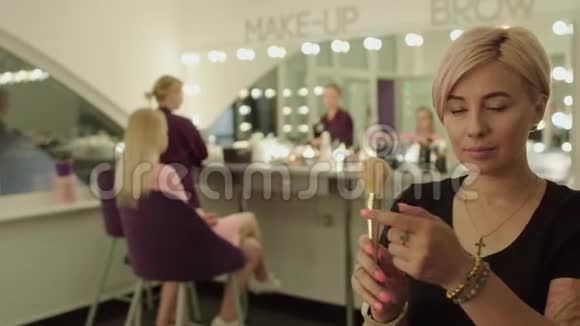 美容院漂亮的化妆师视频的预览图