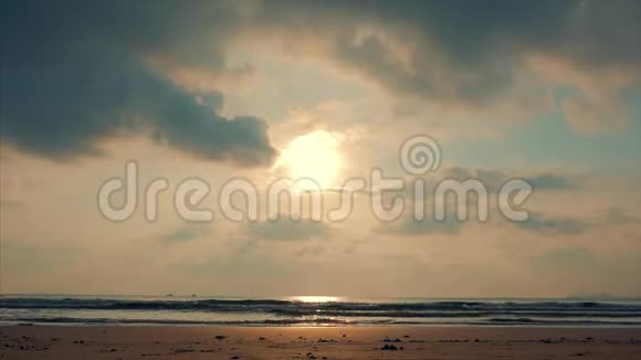 美丽的日落在热带的海洋背景观念自然度假放松视频的预览图