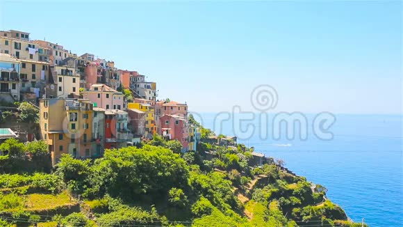 从上面可以看到CinqueTerre老村庄的美丽景色意大利五个著名的彩色乡村之一视频的预览图