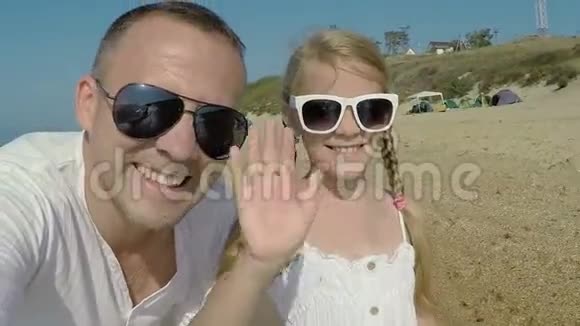爸爸和女儿在海滩上玩耍视频的预览图