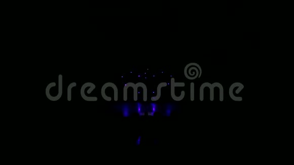 蓝色聚光灯在黑暗中的一个空音乐会舞台上舞台灯光视频的预览图