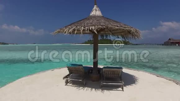 马拉帕和马尔代夫海滩海边的日光浴视频的预览图