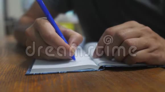 人在笔记本上写字男性手写记事本概念商业教育男人的生活方式会引起注意视频的预览图