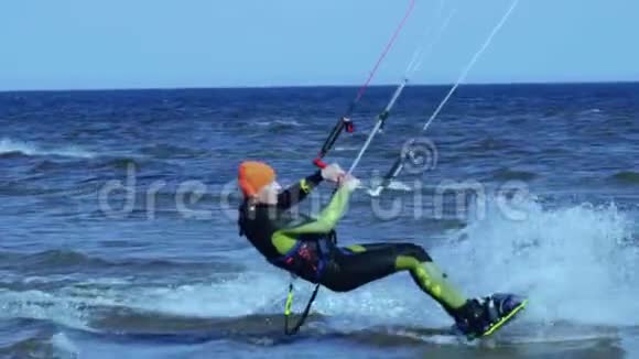 流动模式一个雄性的风筝冲浪者在水面上滚动视频的预览图