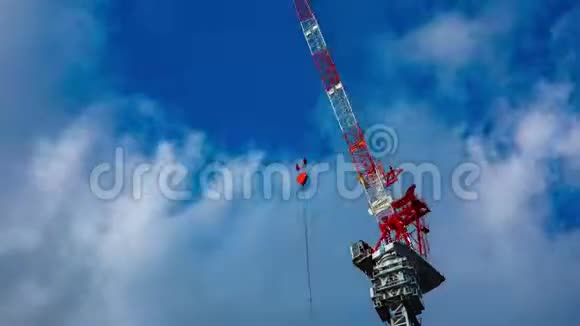 在东京起重机在蓝天后面移动视频的预览图
