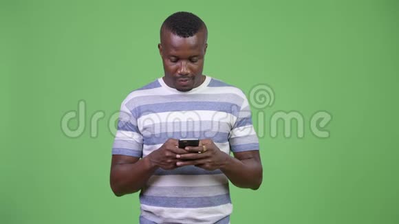 年轻快乐的非洲男人用电话微笑视频的预览图