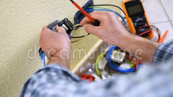 电工技术人员在一个住宅电力系统工作建筑业视频的预览图