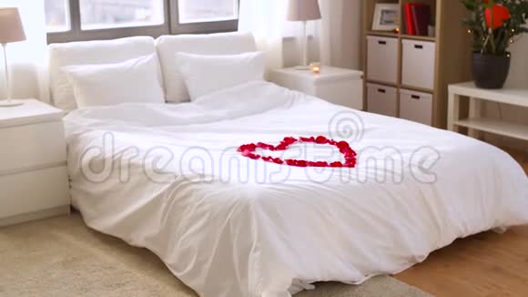 为情人节装饰的舒适卧室视频的预览图