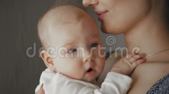 美丽迷人的母亲和婴儿的可爱肖像视频的预览图