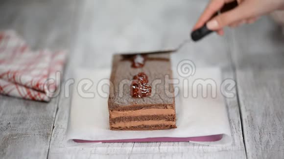 糖果师做巧克力蛋糕做蛋糕的过程视频的预览图