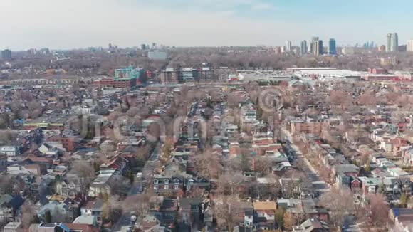 4K航空射中多伦多市中心的一个街区视频的预览图
