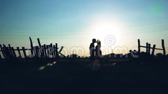 日落时分在城外坠入爱河的年轻夫妇视频的预览图
