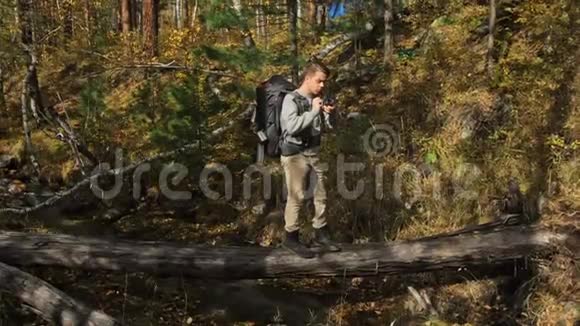 游客在森林中乘山河拍摄风景人拍摄如画的景色他拍照和拍照视频的预览图