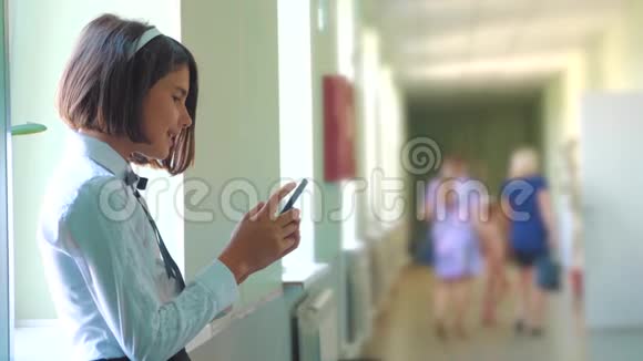 学校智能手机的女生教育理念少女少女和使用智能手机的生活方式视频的预览图