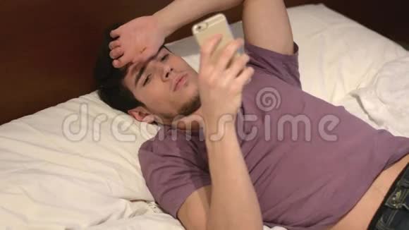 在床上打手机的帅哥视频的预览图