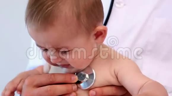 儿科医生检查男婴视频的预览图