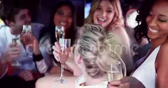快乐的朋友在豪华轿车里喝香槟视频的预览图