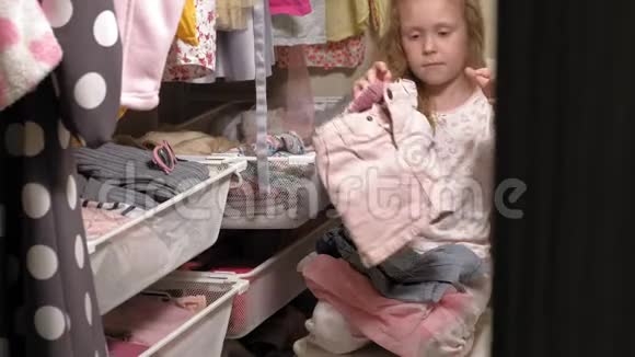 家里衣柜里漂亮的小女孩时尚儿童视频的预览图