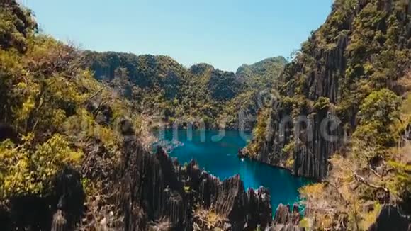 菲律宾一个热带岛屿上的梭鱼山湖科罗恩巴拉望视频的预览图