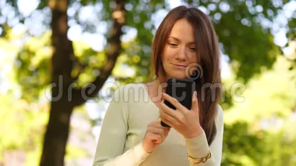 美女用智能手机聊天视频的预览图