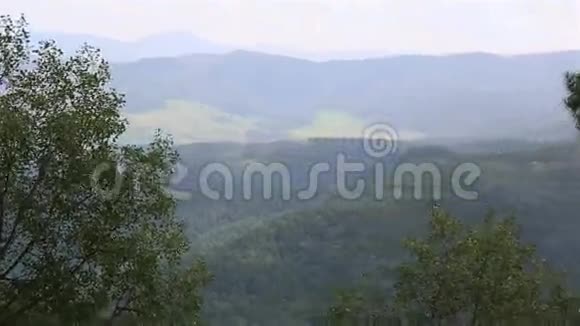 从贝洛库里卡的Tserkovka山俯瞰阿尔泰山脉视频的预览图