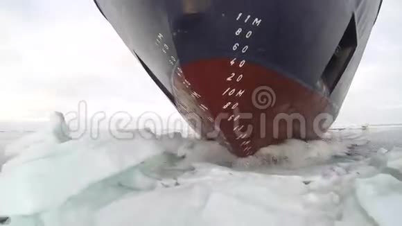 冰上的破冰船视频的预览图